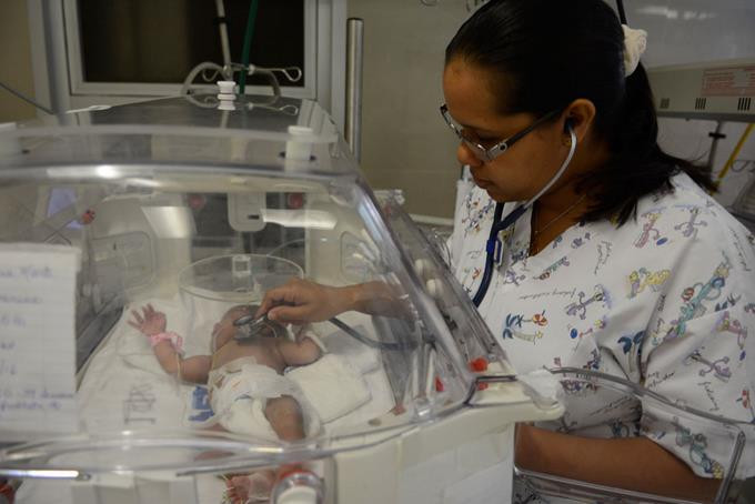La primera bebe del ano 2016 sigue en cuidados intensivos