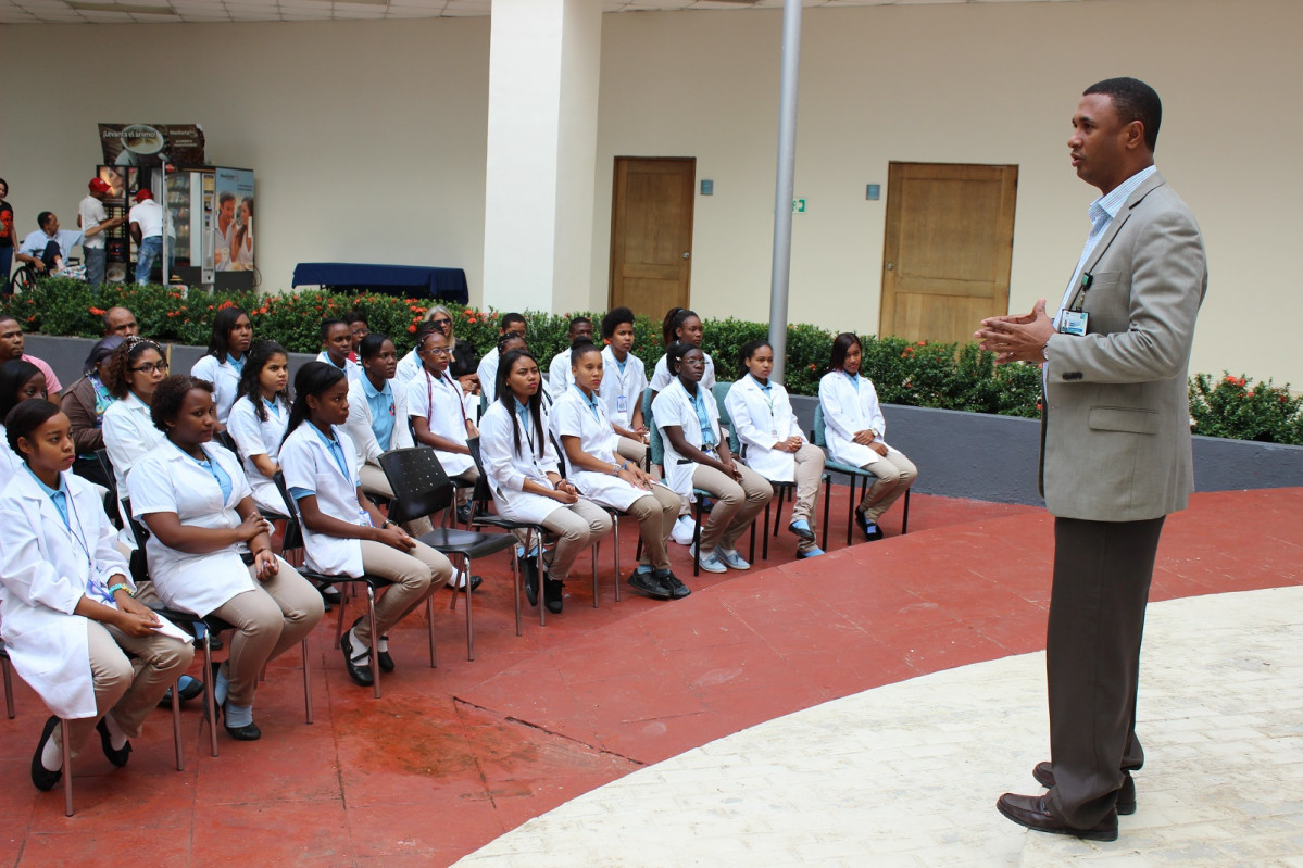 Doctor Amaury Garcu00eda explicando a los estudiantes del politu00e9cnico Luis Heriberto Payu00e1n la importancia de respetar las leyes de tru00e1nsito.