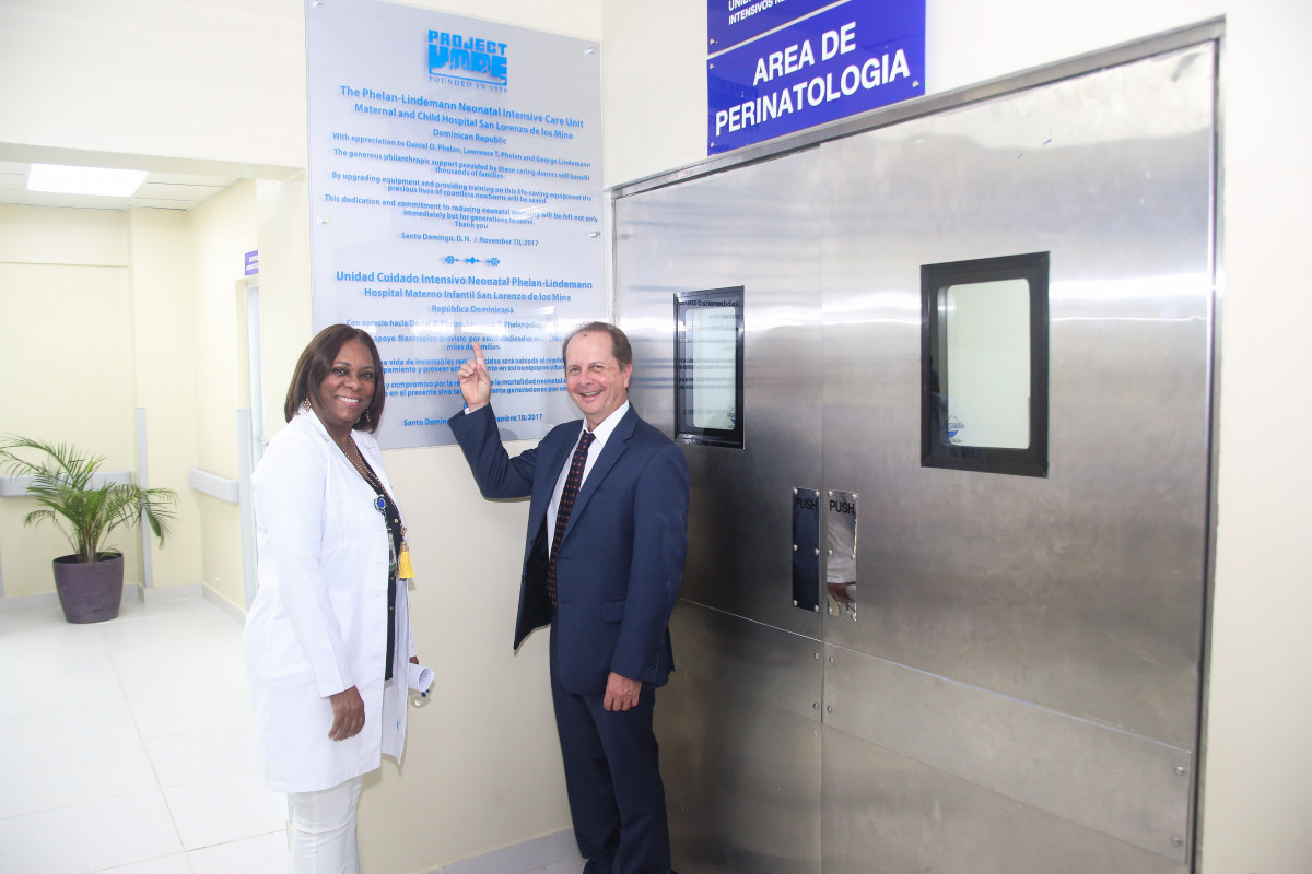 Dra. Narda D'Oleo y CEO Project HOPE Thomas Kenyon, en area de cuidados intensivos neonatales.