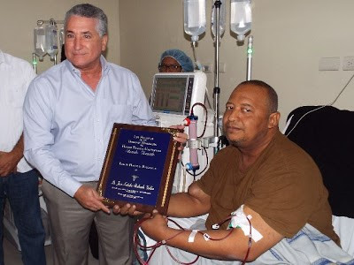 Orlando Martu00ednez entrega reconocimiento a Dr. Josu00e9 Natalio Redondo