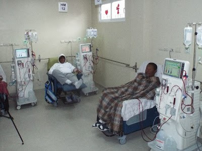 Pacientes en la sala de hemodiu00e1lisis reciben tratamiento en nuevos equipos.