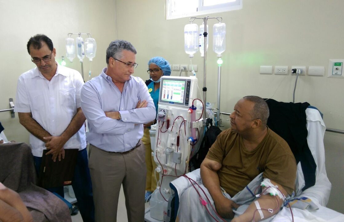 El doctor Josu00e9 Natalio Redondo contempla pacientes dializu00e1ndose con los equipos donados.