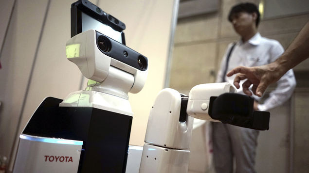 Toyota presenta robot recoge enfermos MEDIMA20150730 0016 5