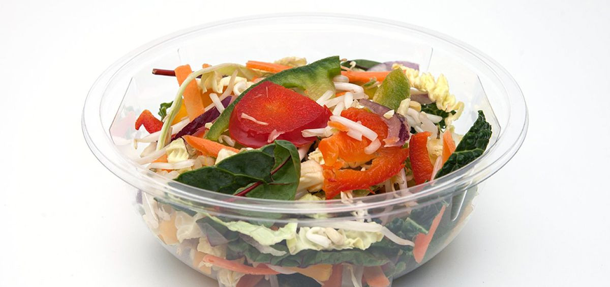Las ensaladas preparadas se venden cada vez mas en los supermercados y tambien estan presentes en los restaurantes de comida rapida y en la comidas que sirven las aerolineas