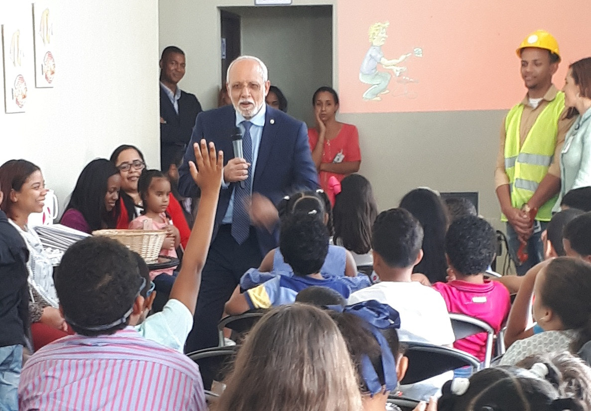 El Doctor Pedro Luis Castellanos, Superintendente de Salud y Riesgos Laborales , comparte con hijos de los empleados de la SISALRIL.