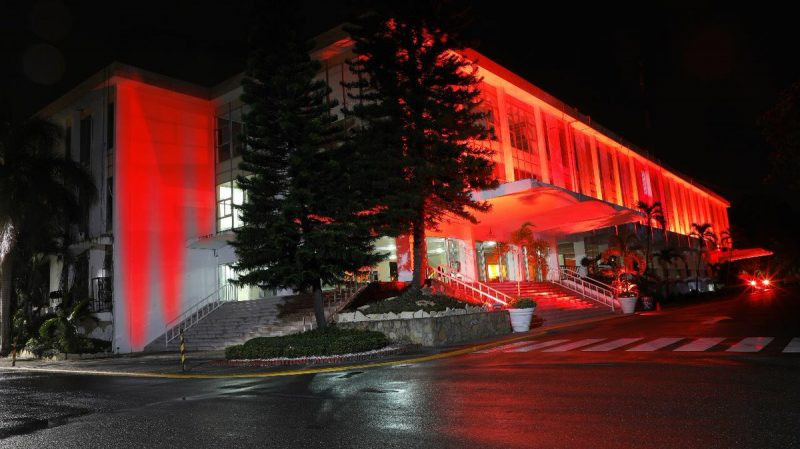 Ayuntamiento iluminado de naranja 800x449