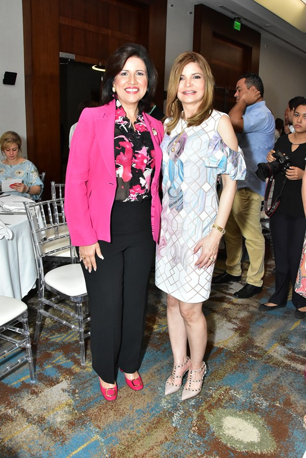 La Vicepresidenta Margarita Cedeu00f1o de Fernu00e1ndez y la Sra. Nancy Velazquez