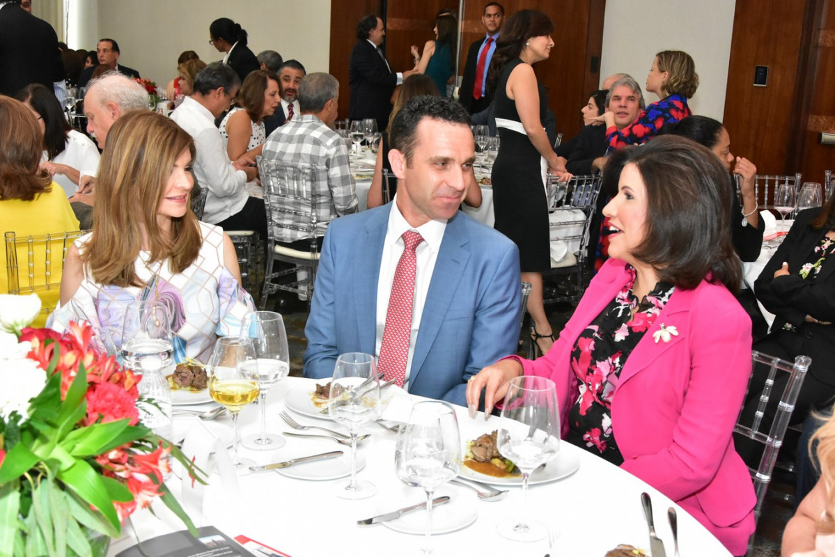 Sra. Nancy Velazquez, Andrea  D Acquino y la Vicepresidenta Margarita Cedeu00f1o de Fernu00e1ndez
