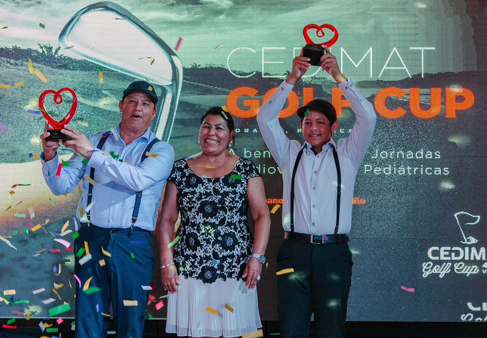 1. Los campeones de la noche, Kevin y Enrique Rodru00edguez, junto a la directora General de CEDIMAT, Milagros Ureu00f1a.