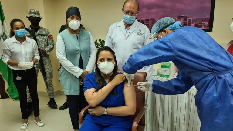 Momento en que el doctor Robinson Santos aplica la vacuna a la doctora Maru00eda Arias de clu00ednica Uniu00f3n Mu00e9dica. 768x432
