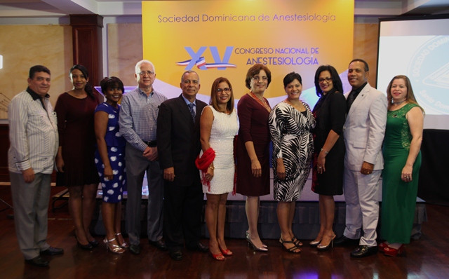 Nurys Reyes presidenta de la Sociedad de anesteciologia RD junto ademas miembros de la directiva