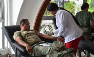 Militar al donar sangre