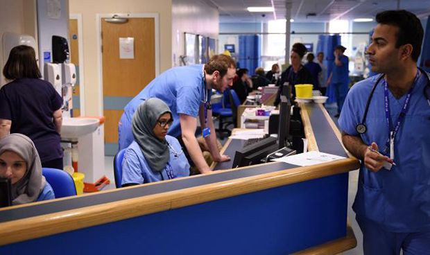 Estudiantes de medicina en urgencias por el colapso de la sanidad britanica 1355 620x368