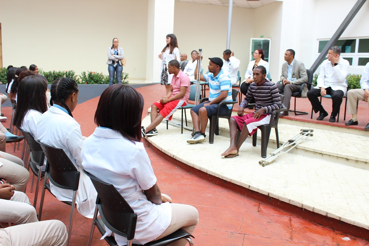 Pacientes dando testimonios a estudiantes de La Romana de las lesiones sufridas como consecuencia de los choques de tru00e1nsito.