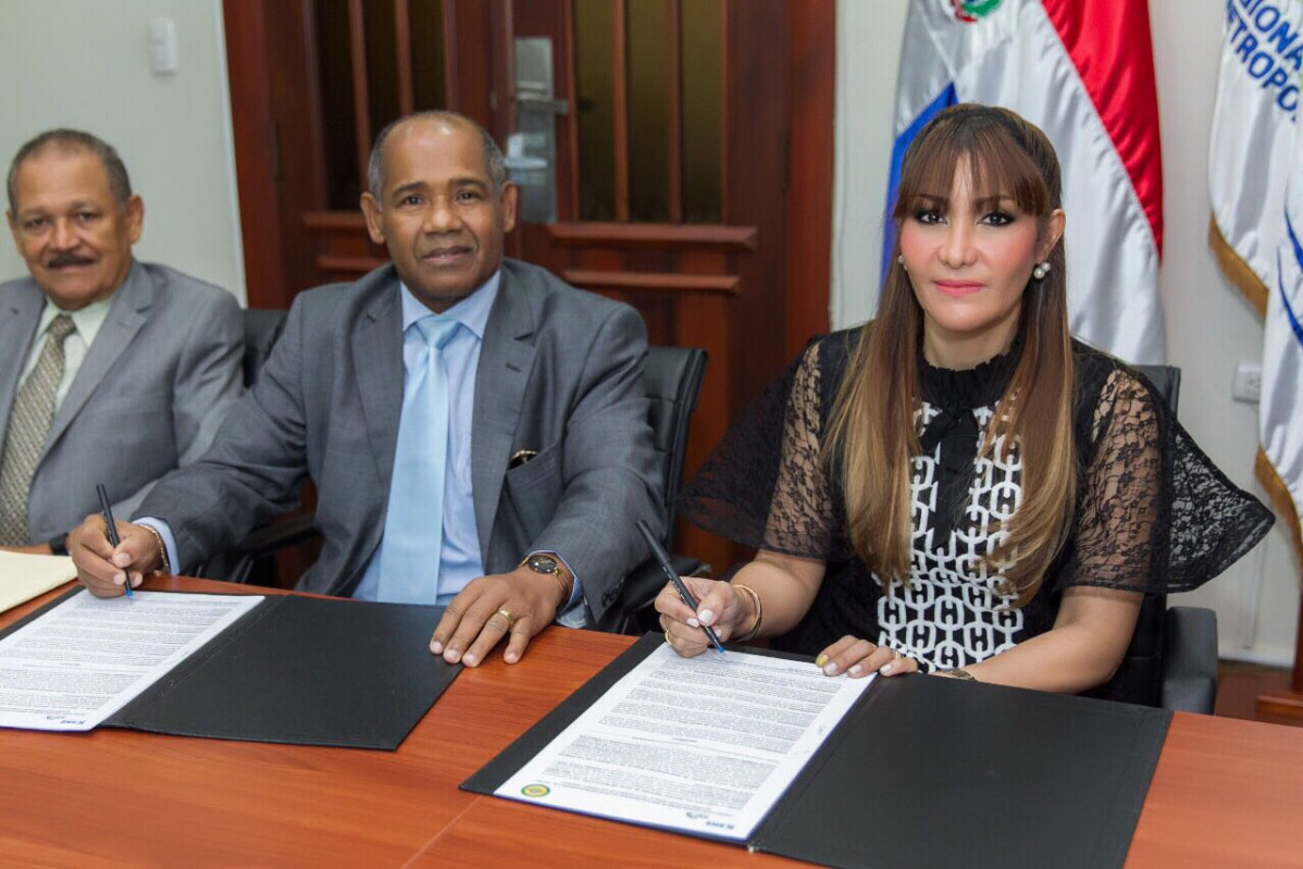 Dra. Mirna Font Frias, firma convenio