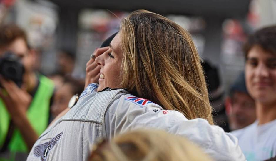 El abrazo entre andy y carla