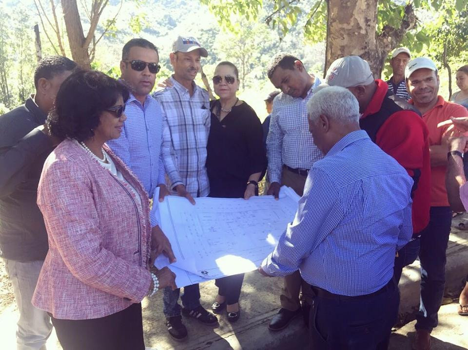 Dr.María Elexia observa plano de centro médico el Pinar en SJO