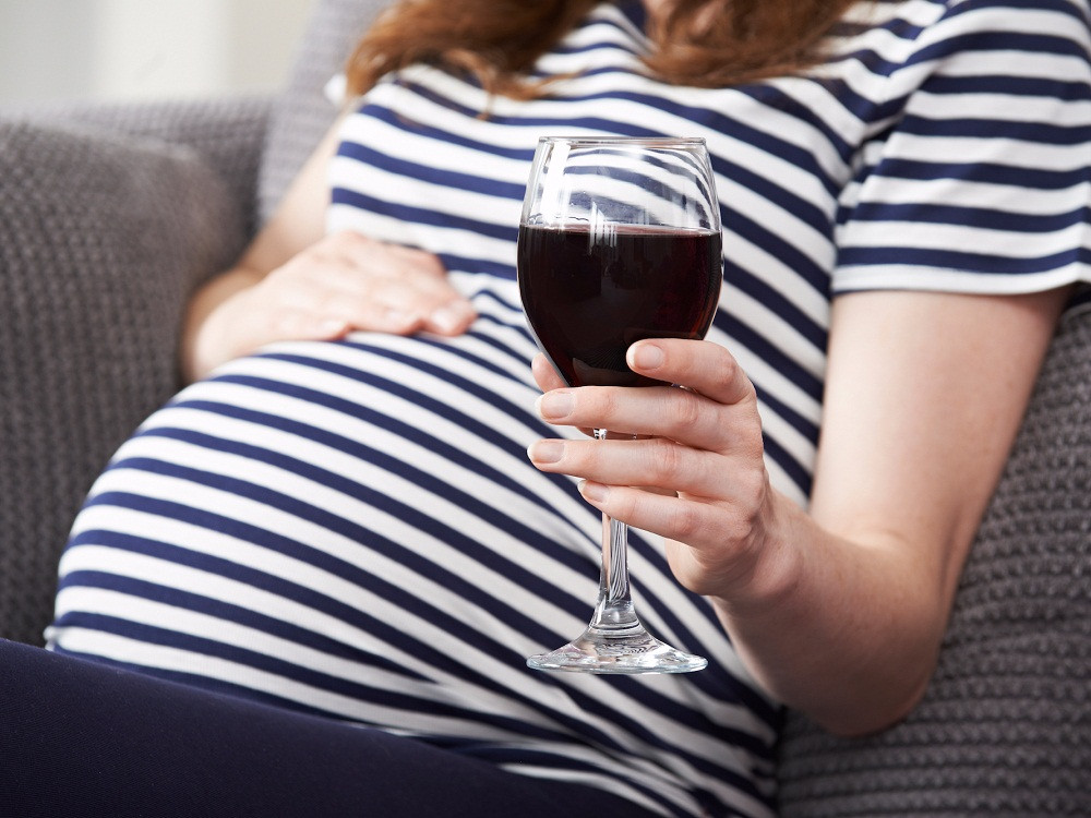 Pregnant mothers can drink 4 units of alcohol a week without putting their unborn baby at considerable risk according to a new study