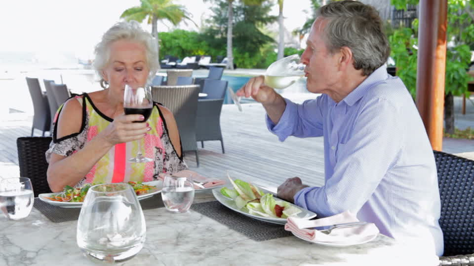 500250955 vino blanco vino tinto esnsalada lugar de vacaciones