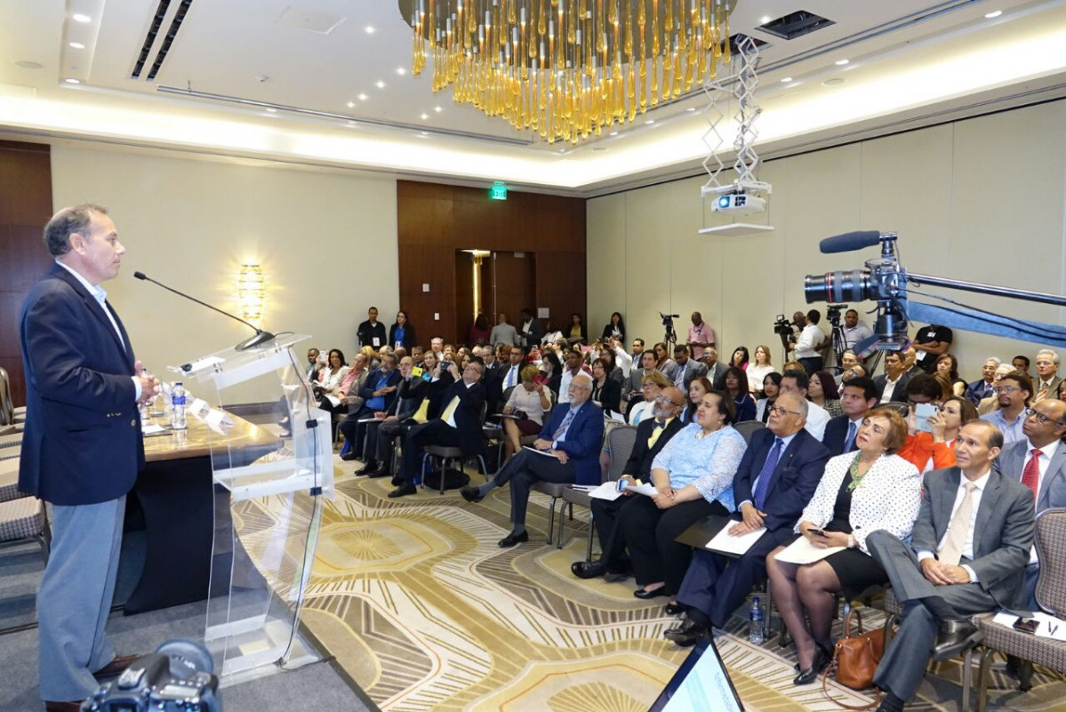 Doctor Federico Tobar en conferencia sobre enmfermedades cataxtroficas SISALRIL