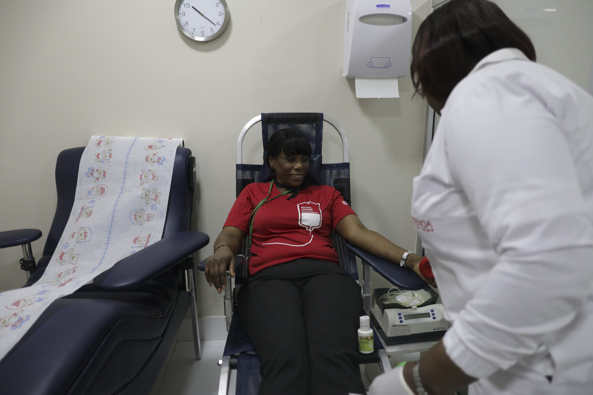 0D6A 3529 La doctotra Pilar Aranda prepara a la donante Jenny Rosario Camacho para la toma de sangre.