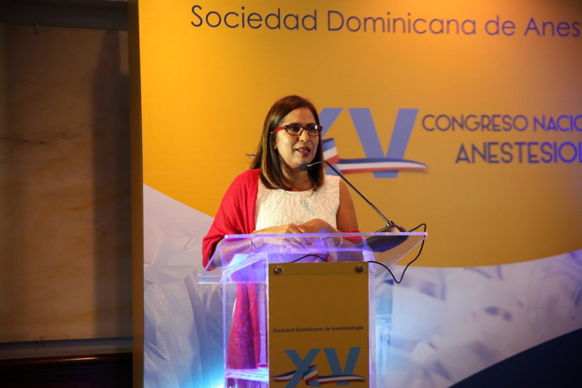 Foto Nurys Reyes%2c presidenta de la Sociedad de anesteciologia RD%2c cuando pronuciaba el discurso central.