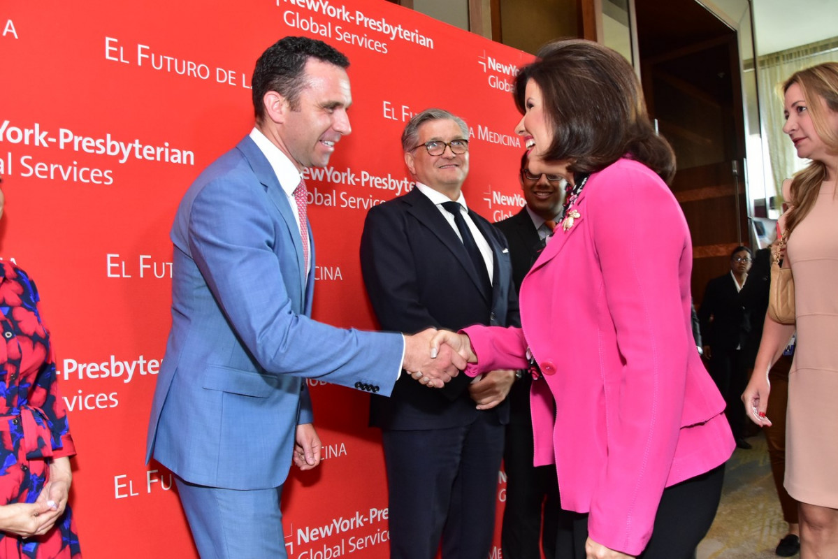 La Vicepresidenta Margarita Cedeu00f1o de Fernu00e1ndez saludando al Sr. Andrea D Acquino