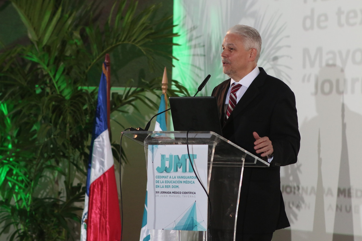 1. El director mu00e8dico de CEDIMAT destaca oportunidades de la educaciu00f2n y actualizaciu00f2n mu00e8dica en el pau00ecs.