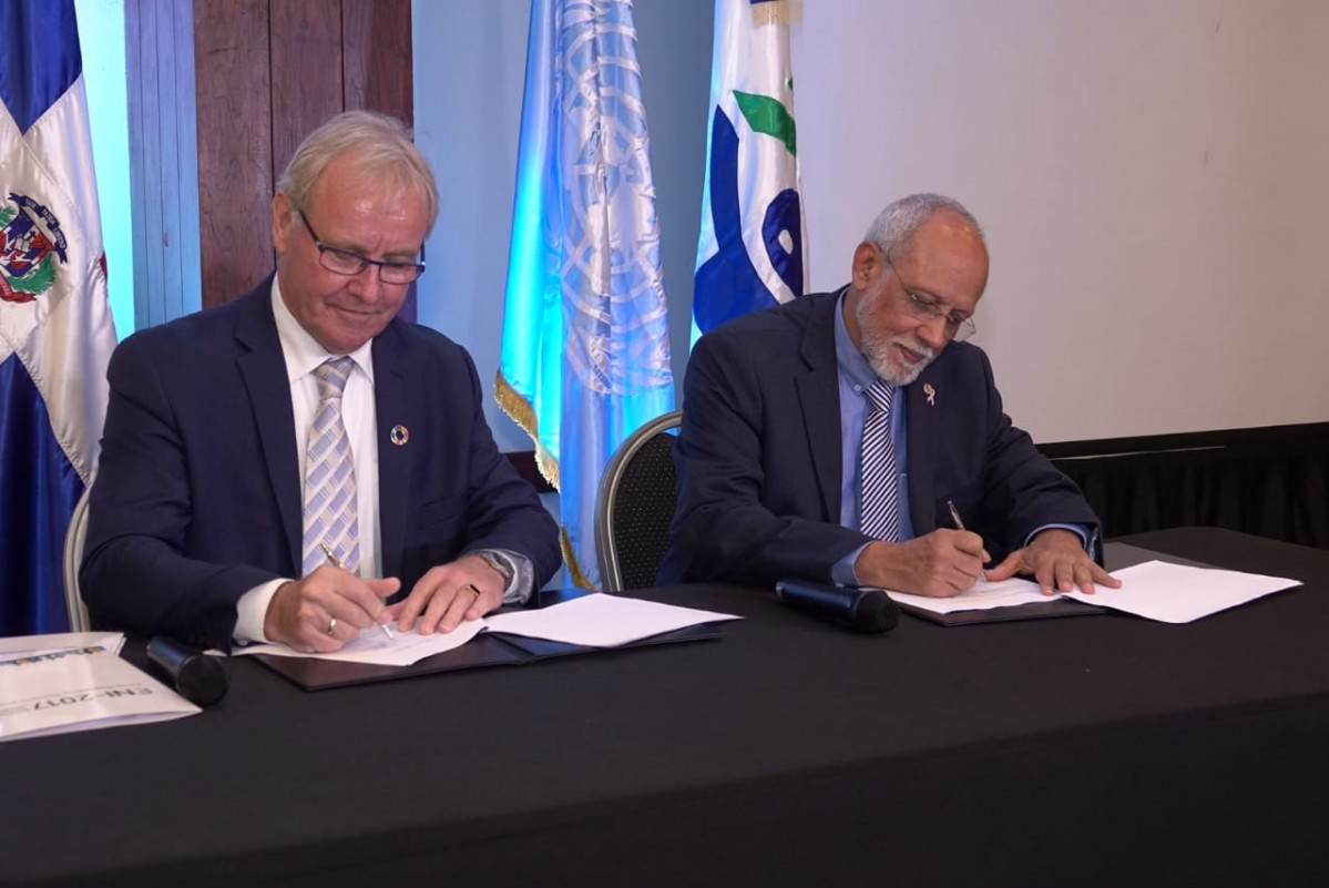 De izquierda a derecha Arie Hoekman y Pedro Luis Castellanos  Firman acuerdo SISALRIL UNFPA