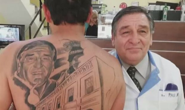 Un hombre se tatua la cara del medico y del hospital que salvaron su vida 9192 620x368