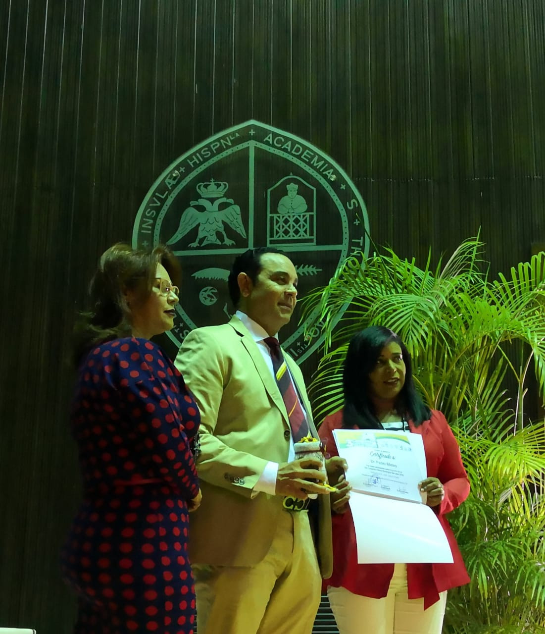 IMG 20181125 WA0020 El Dr. Pablo Mateo recibe el certificado por su ex ponencia de manos del Comitu00e9 Organizador.