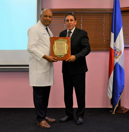 Hospital reconocen labor social del doctor cruz jiminian