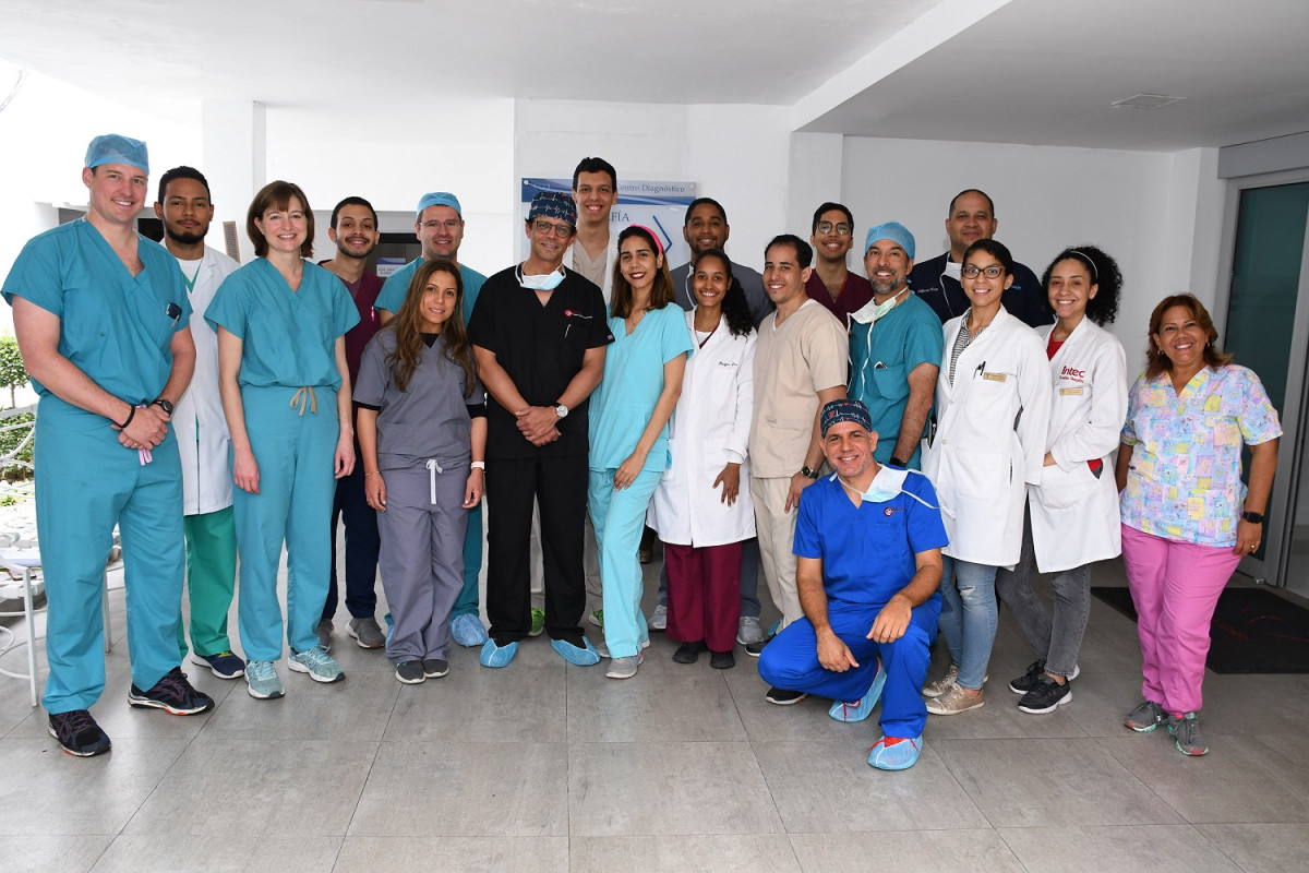 Foto 4 Deber Cumplido Dres. Pedro Ureña y Eliany Mejía, junto al equipo médico completo que participaron en la Jornada Implantes Desfibriladores en la clínica Corazones Unidos