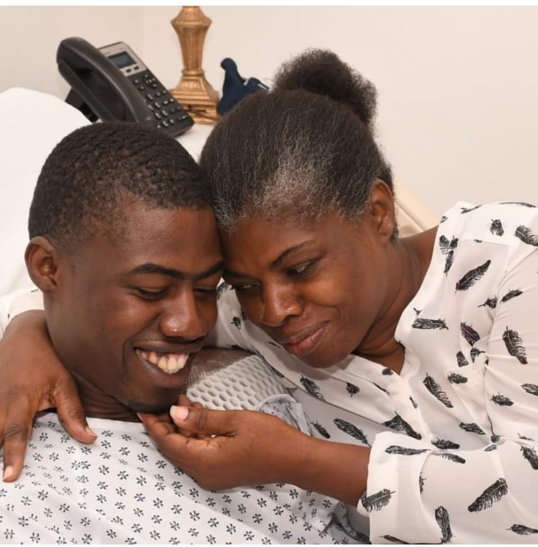 Foto 6 Paciente intervenido con  Implantes Desfibriladores ,recibe gesto de solidaridad  de su madre