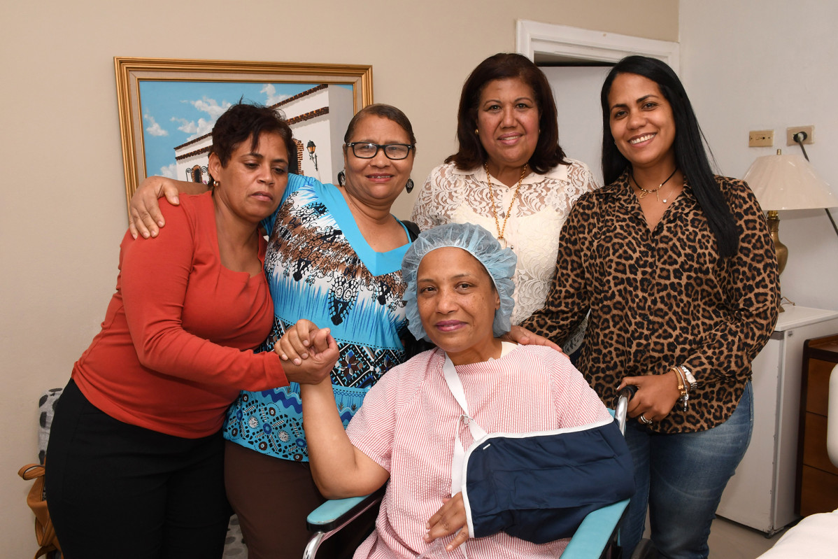 Foto 7 Paciente intervenido , feliz junto a sus familiares, luego de colocarle Implantes Desfibriladores