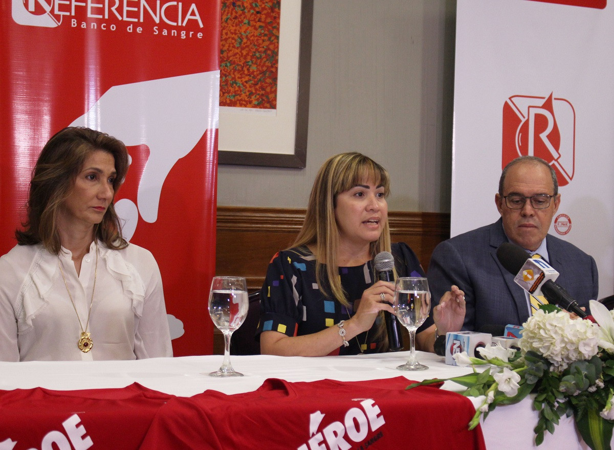 Foto 2, En el centro, Diana Ramu00edrez, junto a Cynthia Leu00f3n y Milcu00edades Albert Fiorinelly.