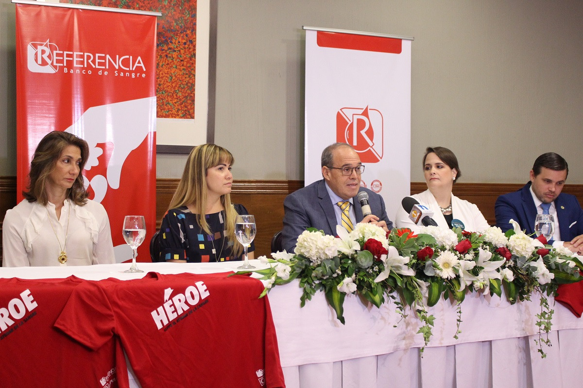Foto 3, En el centro Milcu00edades Albert Fiorinelly, junto a Cynthia Leu00f3n, Diana Ramu00edrez, Eliza Fernu00e1ndez y Agustu00edn Du00edaz.