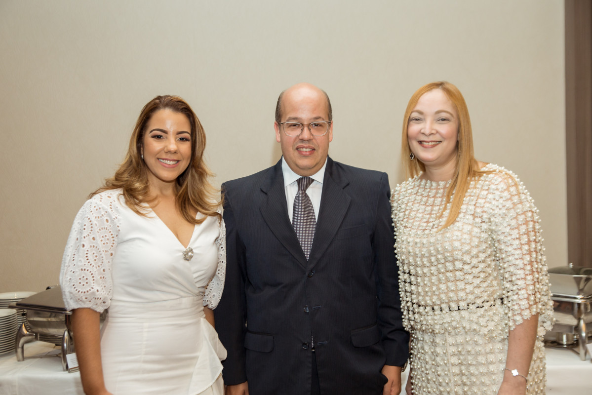 7. Gina Taveras, Wilfredo Almánzar y Johanna García.