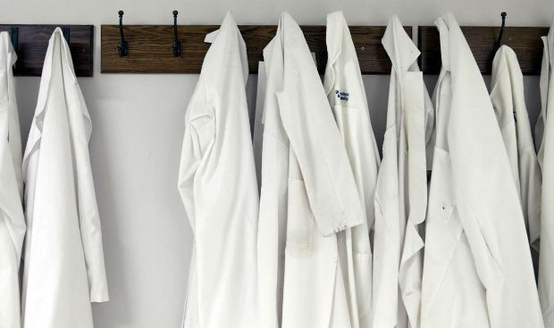 Lavar el uniforme del hospital en casa con otra ropa es un peligro  9763 620x368