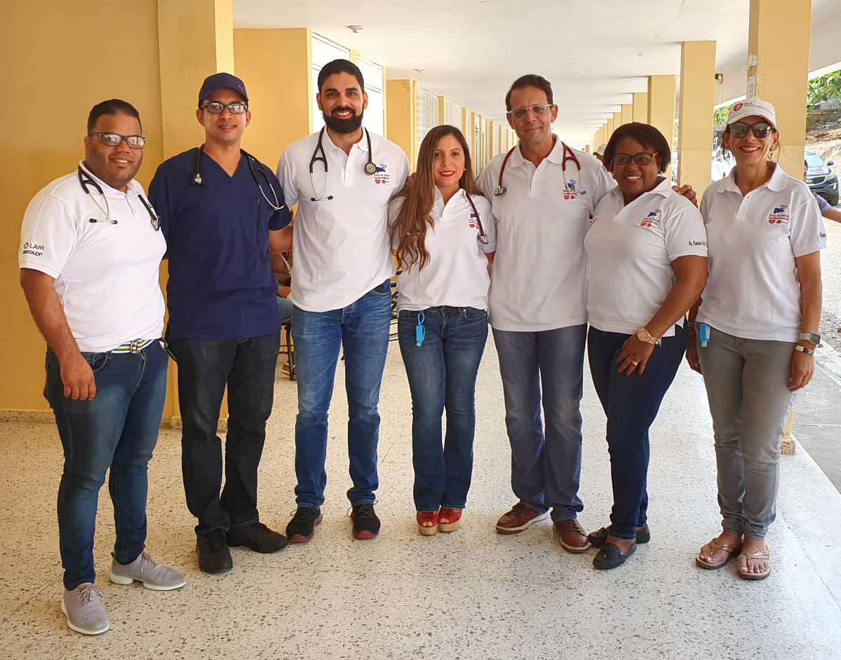 Foto Principal Dr. Pedro Ureu00f1a, acompau00f1ado de profesionales de la medicina  que participaron en la 17.u00aa Ruta de Salud de Salud Cardiovascular en el pueblo de S