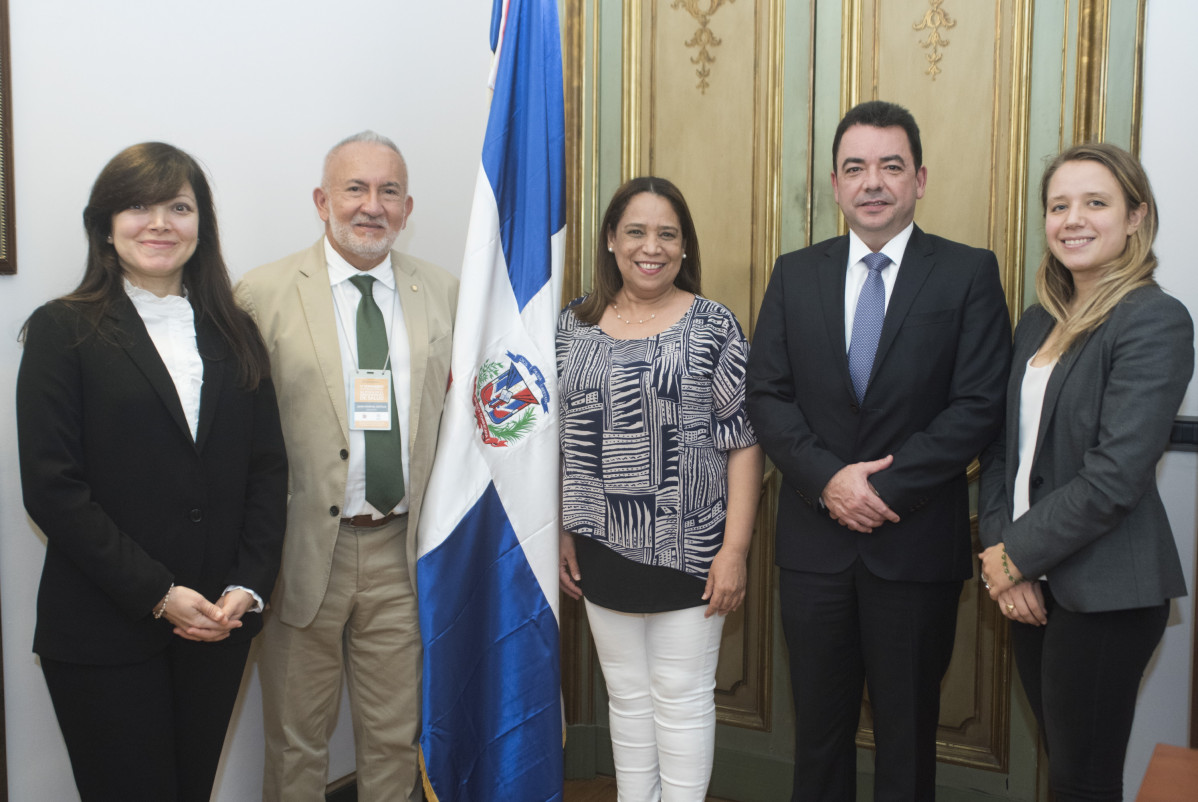 El presidente de Alami, Andru00e9s Meju00eda, junto a parte de los miembros de la Embajada