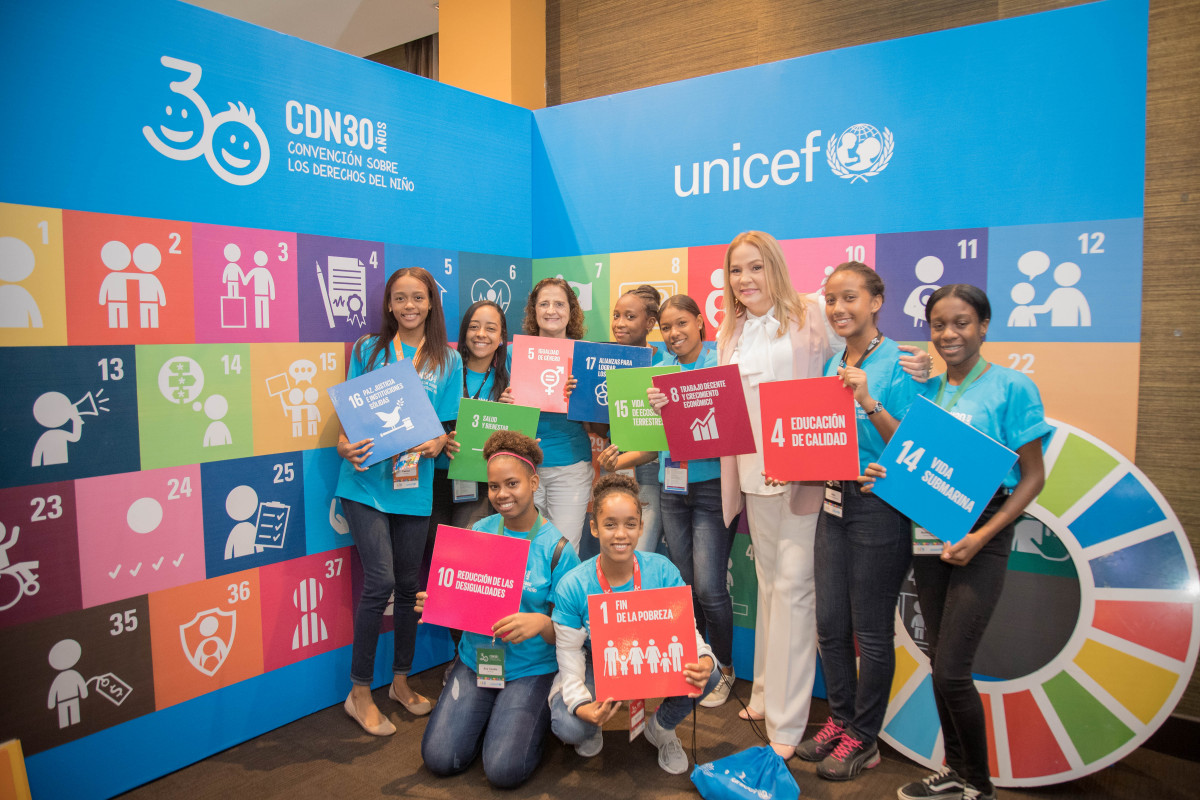 Foto de grupo. Participantes Conversatorio Unicef Conani Rosa Elcarte y Jatnna Tavarez