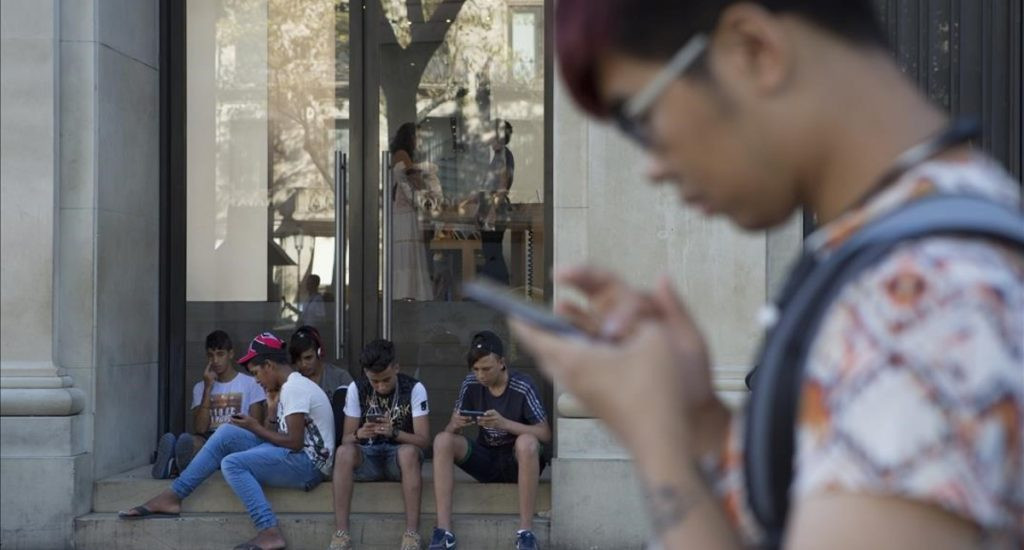 Gente hablando por movil fotografia 1024x550