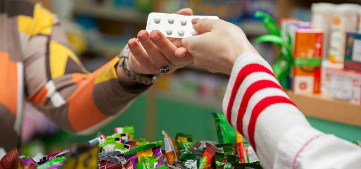 Dispensacion de un medicamento en una farmacia foto oms