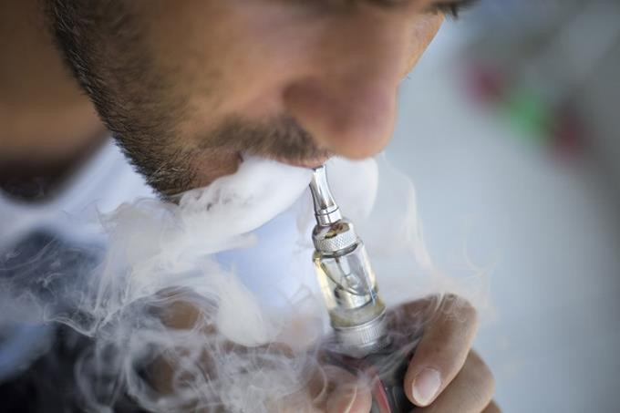 Descubren una nueva grave enfermedad pulmonar vinculada al vapeo diario