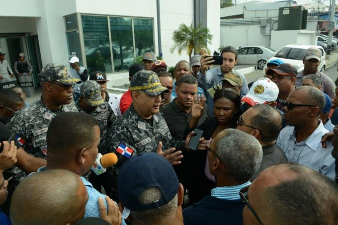 Policias pensionados en diciembre protestan por falta de pago