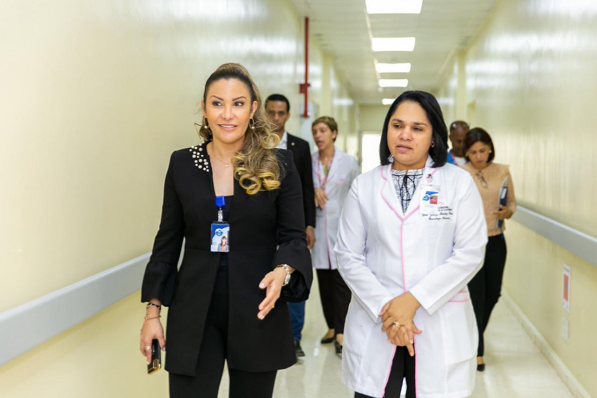 La directora del SRSM, doctora MirnaFont Fru00edas, junto a la directora de la Maternidad Nuestra Seu00f1ora de laAltagracia, doctora Joselyn Su00e1nchez, recorren dichas las instalacionesu00a0u00a0
