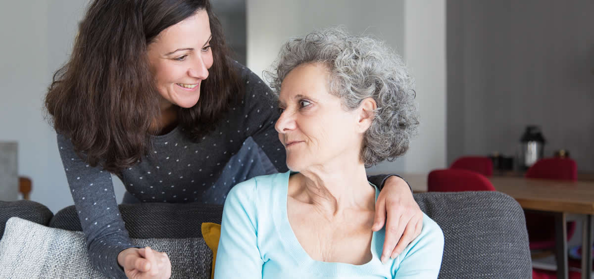 Muchos de los cuidados de personas con alzheimer son ofrecidos por la familia foto freepik