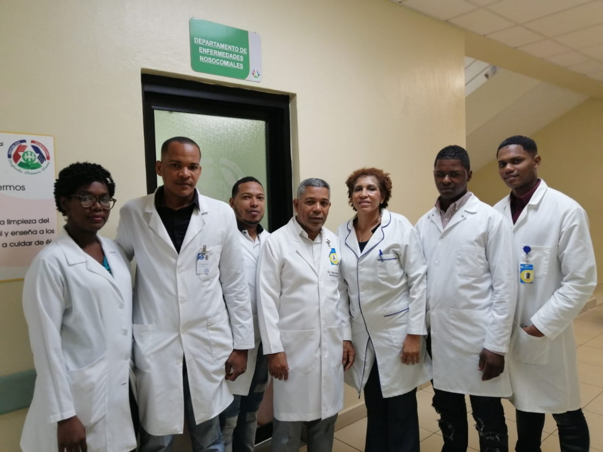 Al centro el Dr. Carlos Feliz Cuello junto al equipo de trabajo de prevenciu00f3n y control de infecciones