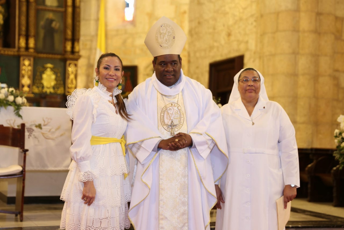 Doctora Mirna Font Fru00edas  Obispo Auxiliar, Mons. Jesu00fas Castro Marte  Sor Trinidad Ayala Adames